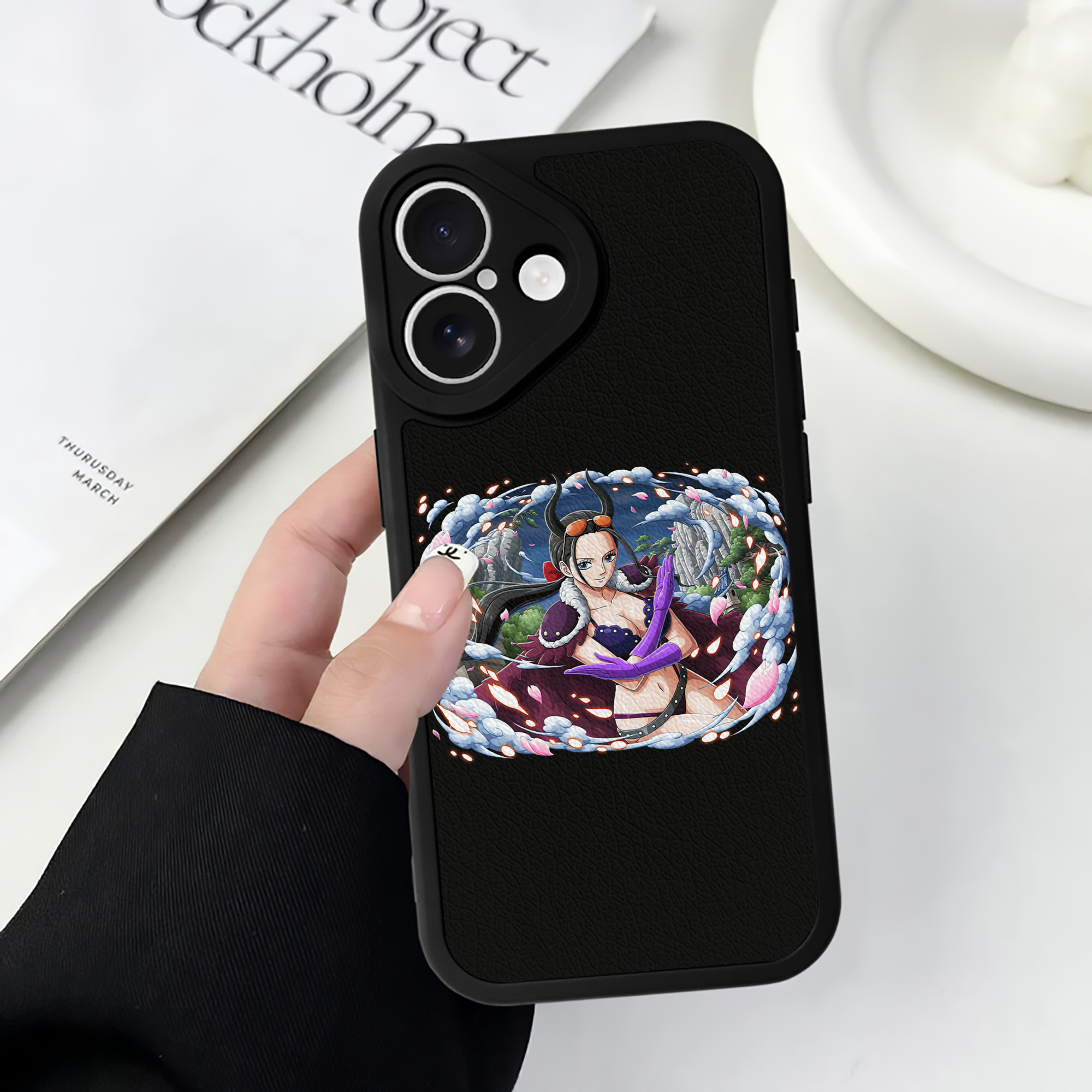 （画像用） ワンピース ニコ・ロビン ONE PIECE Nico Robin 【iPhone 16シリーズ対応】シリコンスマホケース（レザー調） 材質：シリコン